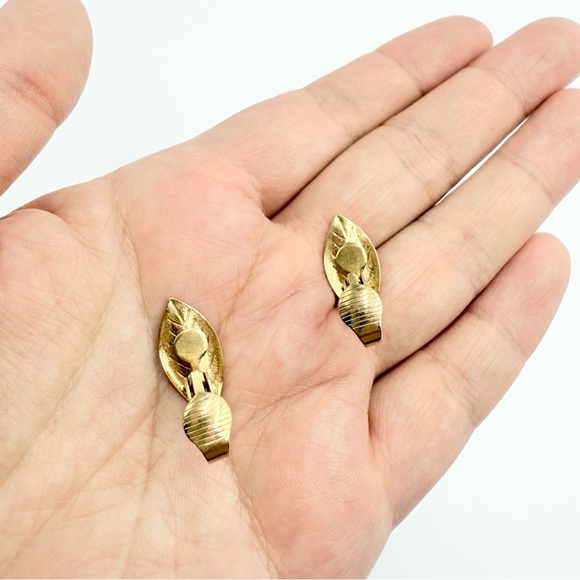 Gold Plated 3D Leaf Clip on Earrings - Picture 5 of 5